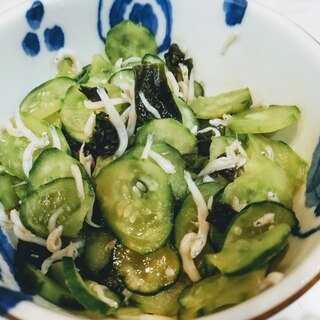 箸が止まらない☆きゅうりとしらすとワカメの酢の物